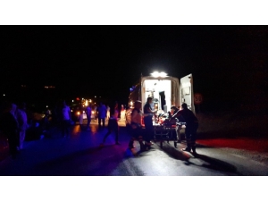 İki Otomobil Kafa Kafaya Çarpıştı: 8 Yaralı