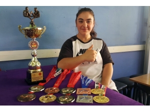 İlçenin İlk Ve Tek Kadın Milli Bilek Güreşçisinin Hedefi Dünya Şampiyonluğu