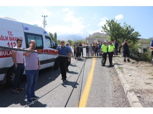 Kamyonun Çarptığı Müstakil Ev Yıkıldı