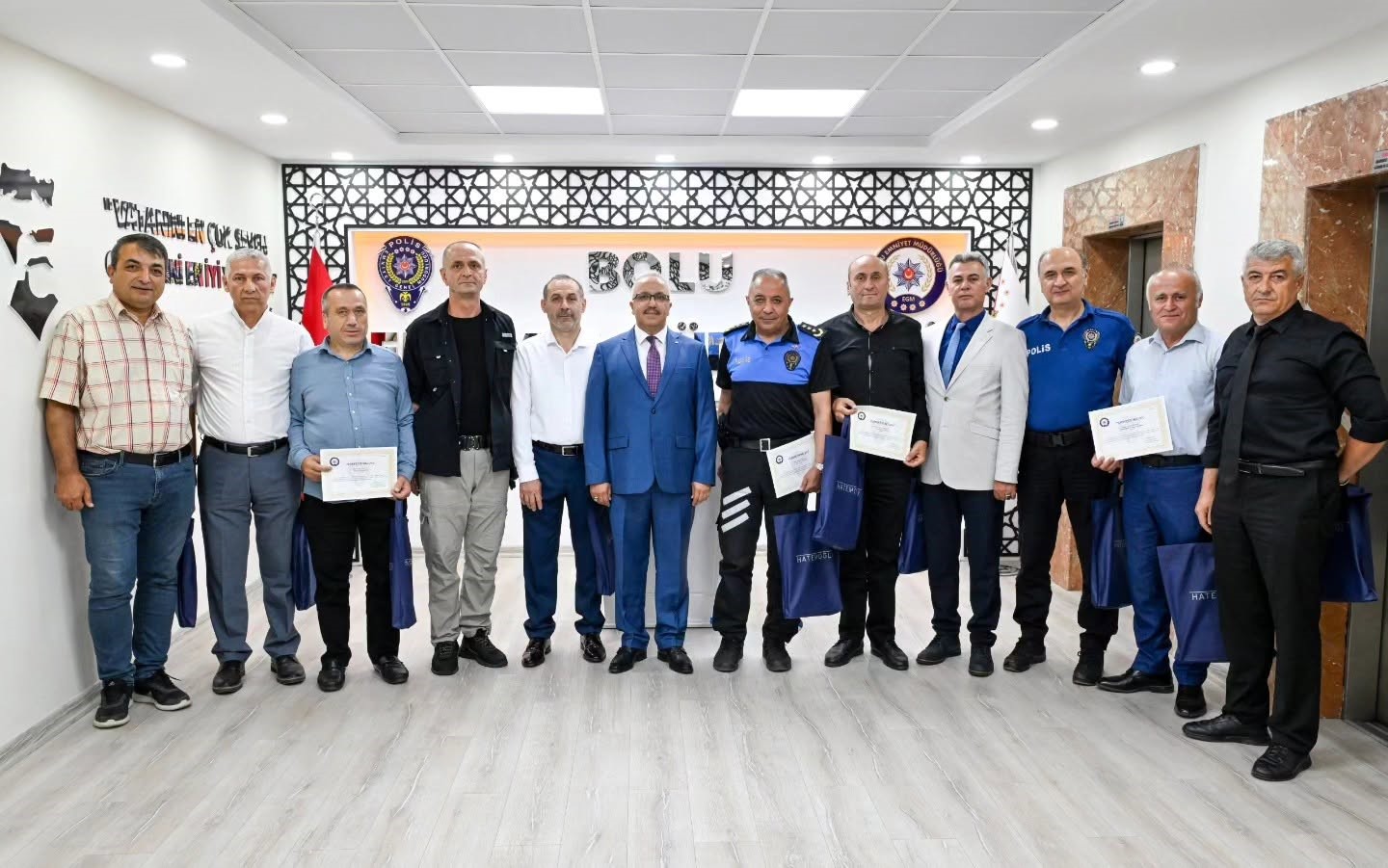 bolu-da-emekliye-ayrilan-polislere-tesekkur-belgesi