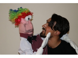 Çöpten Bulduğu Yastık İle Tiyatro Oyunu Yapmaya Hazırlanıyor