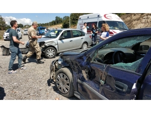 Otomobil Meyve Alanlara Çarptı: 4 Yaralı