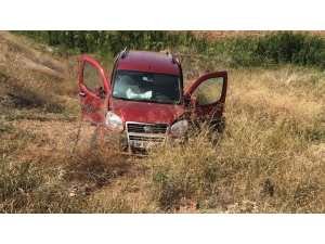 Hafif Ticari Araç Şarampole Devrildi: 2 Yaralı