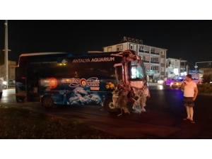 Yolcu Otobüsü İle Tur Otobüsü Çarpıştı: 4’ü Turist 13 Yaralı