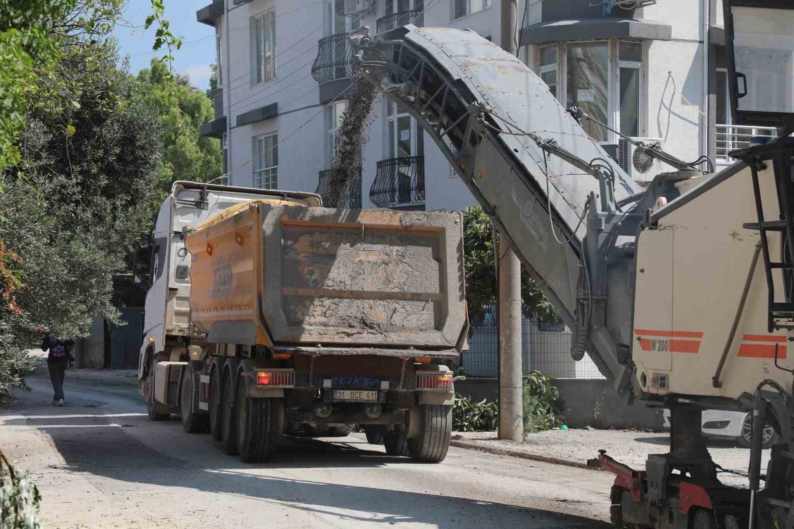 hbb-antakya-ve-defne-de-yol-calismalarini-surduruyor