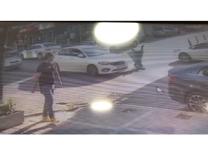 Esenyurt’ta Karşıdan Karşıya Geçen Kadına Otomobilin Çarptığı Anlar Kamerada