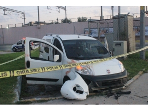 Camlarında Kurşun Delikleri Bulunan Araç Kaza Yaptı: 2 Yaralı