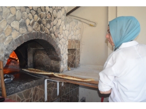 Ekmeğini Ateşten Çıkarıyor