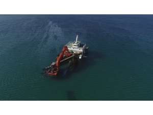 Bozcaada’da Baştan Karaya Vuran Gemi Havadan Görüntülendi