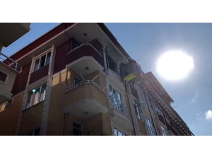 Esenyurt’ta 4 Katlı Bir Binanın 4’üncü Katında Doğal Gaz Patlaması Yaşandı. Patlamada Bir Kişi Yaralanırken, Evde Büyük Çapta Maddi Hasar Oluştu. Olay Yerine Çok Sayıda Polis, Ambulans Ve İtfaiye Ekibi Sevk Edildi. Ekiplerin