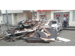 Rize’de Fırtına Çatıyı Uçurdu, 4 Araç Zarar Gördü