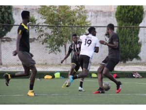Afrika Değil Aydın, Mahalle Takımı Kuran Siyahi Gençler Futbolun Keyfini Çıkarıyor