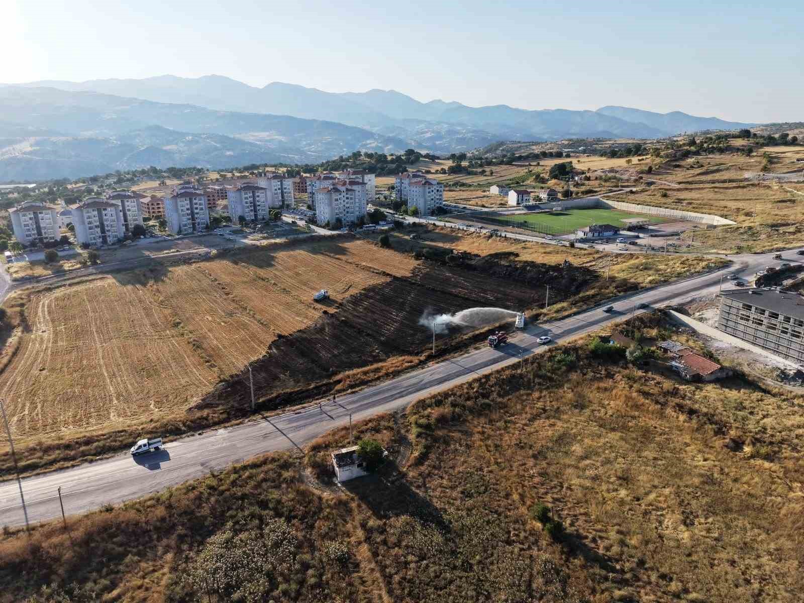 emet-te-arazi-yangini-korkuttu-bir-itfaiye-eri-dumandan-etkilendi