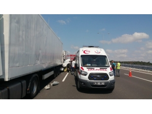 Kuzey Marmara Otoyolu Mecidiye Gişeleri İstikametinde İki Kamyon Çarpışması Sonucu Bir Sürücü Araç İçerisinde Sıkıştı. Sürücüyü Kurtarma Çalışmaları Sürerken Bölgede Yoğun Trafik Oluştu.