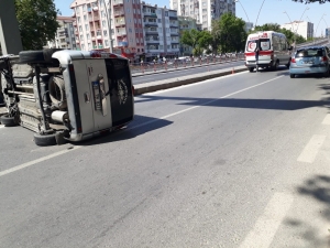 Direksiyon Hakimiyeti Kaybolan Araç Yan Yattı