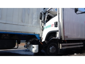 Kuzey Marmara Otoyolunda Kamyon İle Tır Çarpıştı: 1 Yaralı