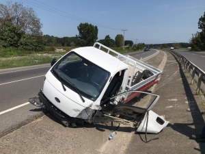 Sürücüsünün Kontrolünden Çıkan Araç Bariyerlere Çarptı: 1 Yaralı