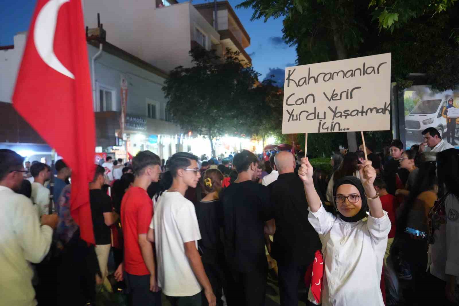 nigde-de-15-temmuz-un-10-yilinda-fener-alayi-ve-demokrasi-nobeti