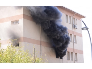 Manisa’da Lise Binasında Çıkan Yangın Korkuya Neden Oldu