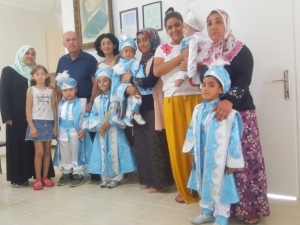 Foçalı Muhtar Mahallesinin Çocuklarını Sünnet Ettirdi