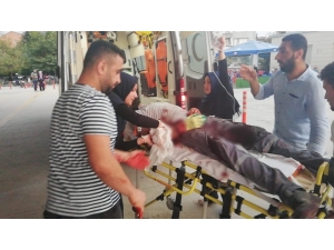 Taşıdığı Camlar Üzerine Devrilince Ağır Yaralandı