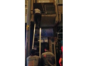 Annesinin İş Hanında Unuttuğu Çocuğu İtfaiye Kurtardı