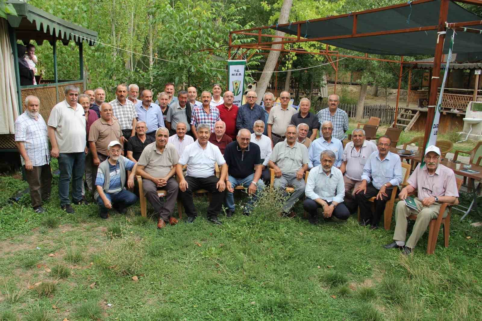 50-yil-gecse-de-dostluklari-zamana-yenilmedi