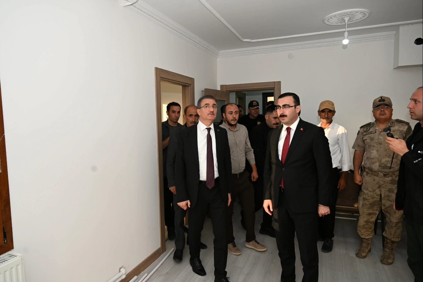 vali-barus-cat-ta-yapimi-tamamlanan-deprem-konutlarini-yerinde-inceledi