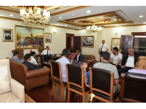Şanlıurfa Valisi Yüzlerce Vatandaşı Makamında Ağırladı