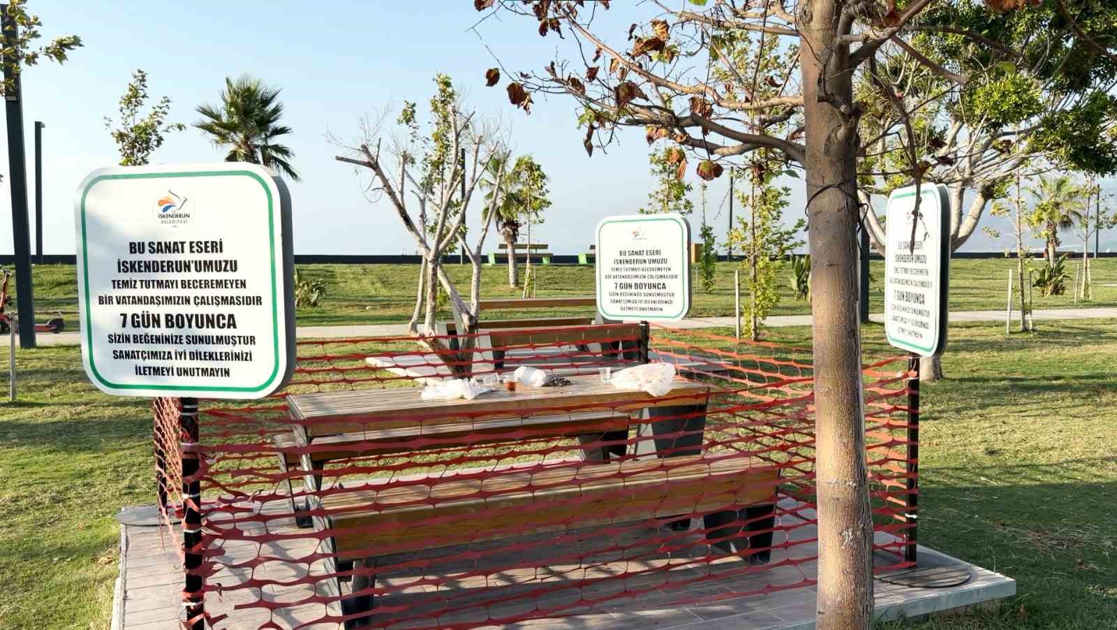 cevre-kirliligine-dikkat-cekmek-icin-vatandasin-biraktigi-pislik-sanat-eseri-olarak-sergilenmeye-basladi