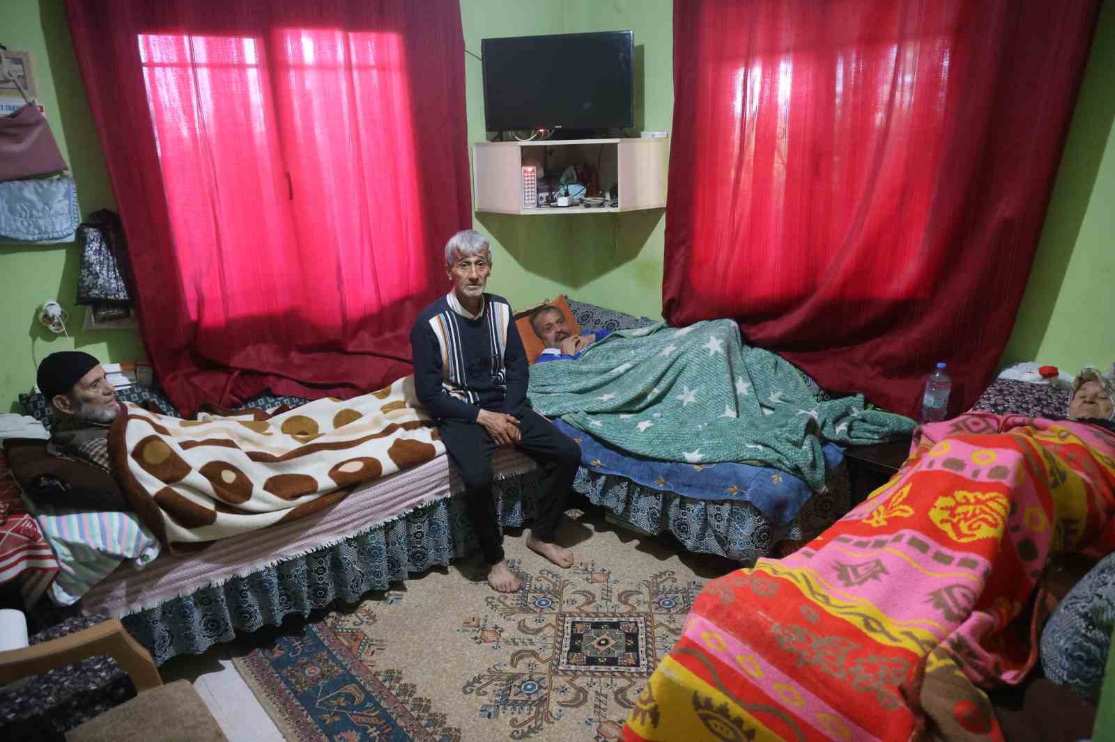 yatalak-anne-ve-babasiyla-birlikte-zihinsel-engelli-kardesine-umut-olan-hayirli-evlat-takdir-topluyor