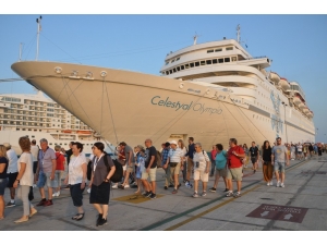 Kuşadası’na 3 Gemiyle 4 Bin 230 Turist Geldi