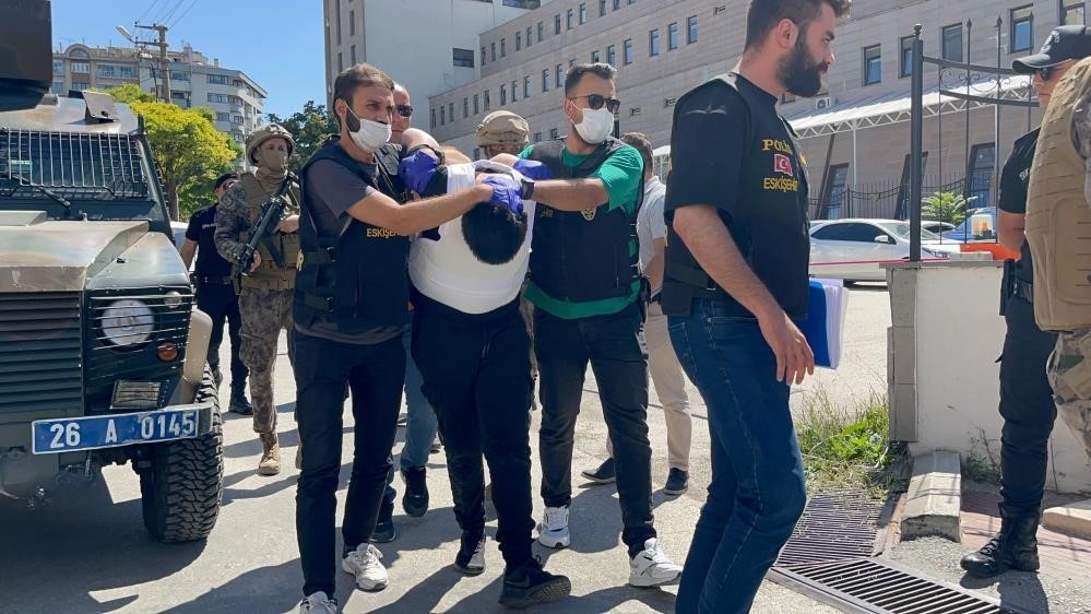 eskisehir-de-neo-nazi-sembolu-olan-hucum-yelegi-ile-5-kisiyi-bicaklayan-saldirgan-hayatini-kaybetti