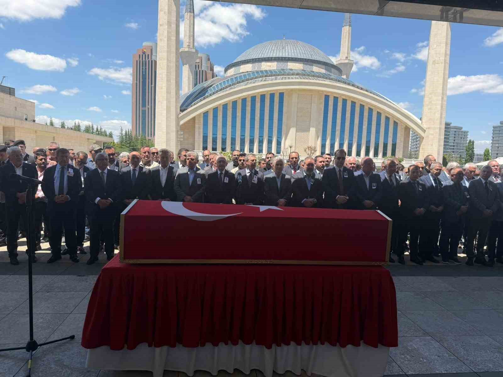 chp-genel-baskani-kilicdaroglu-emekli-hava-savunma-albayi-tureli-nin-cenaze-torenine-katildi