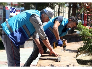 Van Büyükşehir Belediyesi Parklarda Bakım Ve Onarım Çalışması Başlattı
