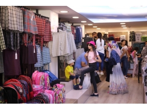 Çarşı Pazarda Okul Alışverişi Yoğunluğu Başladı