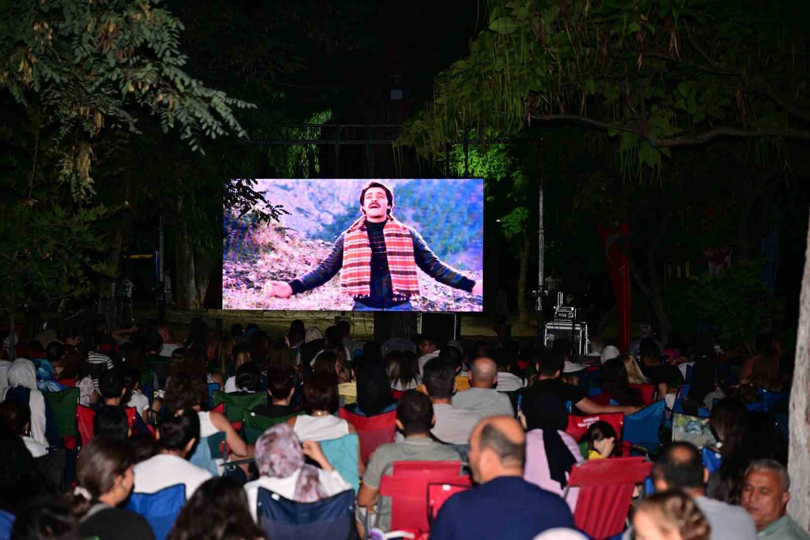 manisa-da-acik-hava-sinema-geceleri-nostalji-ruzgari-estiriyor