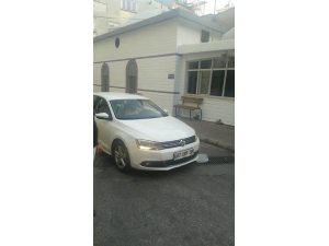 Yol Ortasında Su İçen Kediye, Sürücüden Örnek Davranış