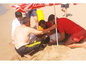 Boğulma Tehlikesi Geçiren Kadını Cankurtaranlar Hayata Döndürdü