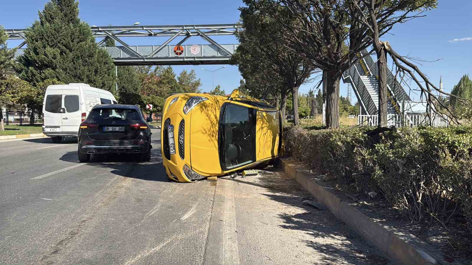eskisehir-de-ticari-taksi-ile-suv-carpisti-2-surucu-yaralandi