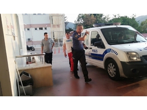 Sokakta İç Çamaşırıyla Dolaşarak Vatandaşı Kışkırtan Şahsı Linç Edilmekten Polis Kurtardı