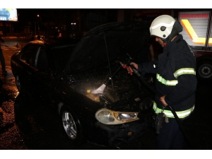 Seyir Halinde Yanan Otomobile Esnaf Müdahalesi