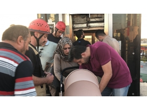 Metrobüs Asansöründe Mahsur Kalan Bebekli Çift Zor Anlar Yaşadı