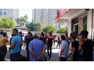 Esenyurt’ta Komşular Birbirine Girdi, Genç Kız Bıçakla Yaralandı