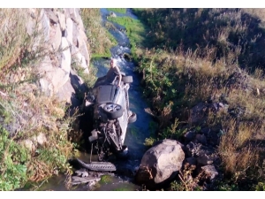 Kars’ta Otomobil Dereye Uçtu: 2 Yaralı