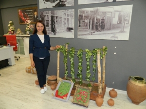 Pazaryeri’nin Ürünlerini Makamında Sergileyip Tanıtıyor