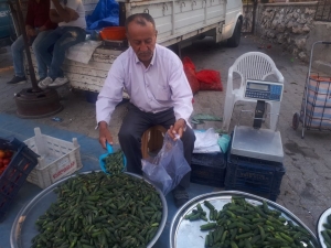 73 Yaşındaki Çiftçi Hem Üretiyor Hem De Ürettiğini Satıyor