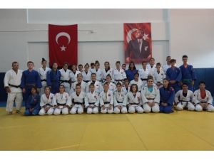 Ümit Milli Kadın Judo Takımı, Dünya Şampiyonası’na Ankara’da Hazırlanıyor