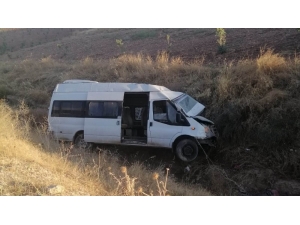 Minibüs Devrildi: 2 Yaralı