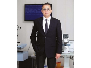 Açık Tenli Ve Renkli Gözlüler Dikkat